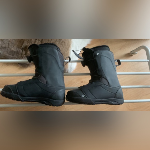 Women’s Snowboard Boots by DC - Picture 3 of 4